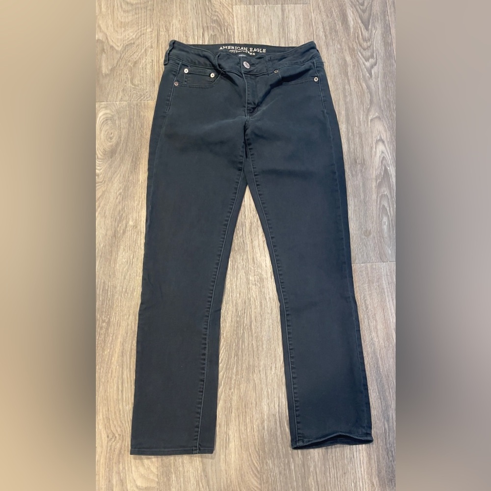 American Eagle Straight Stretch Jeans. Size 6. Color black